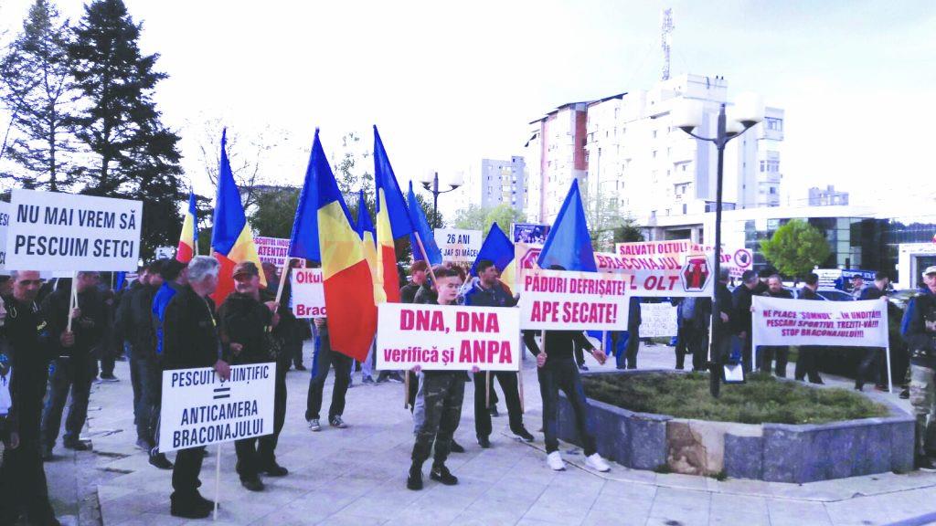 PROTEST ANTI BRACONAJ! Pescarii cer stoparea pescuitul industrial pe raul Olt